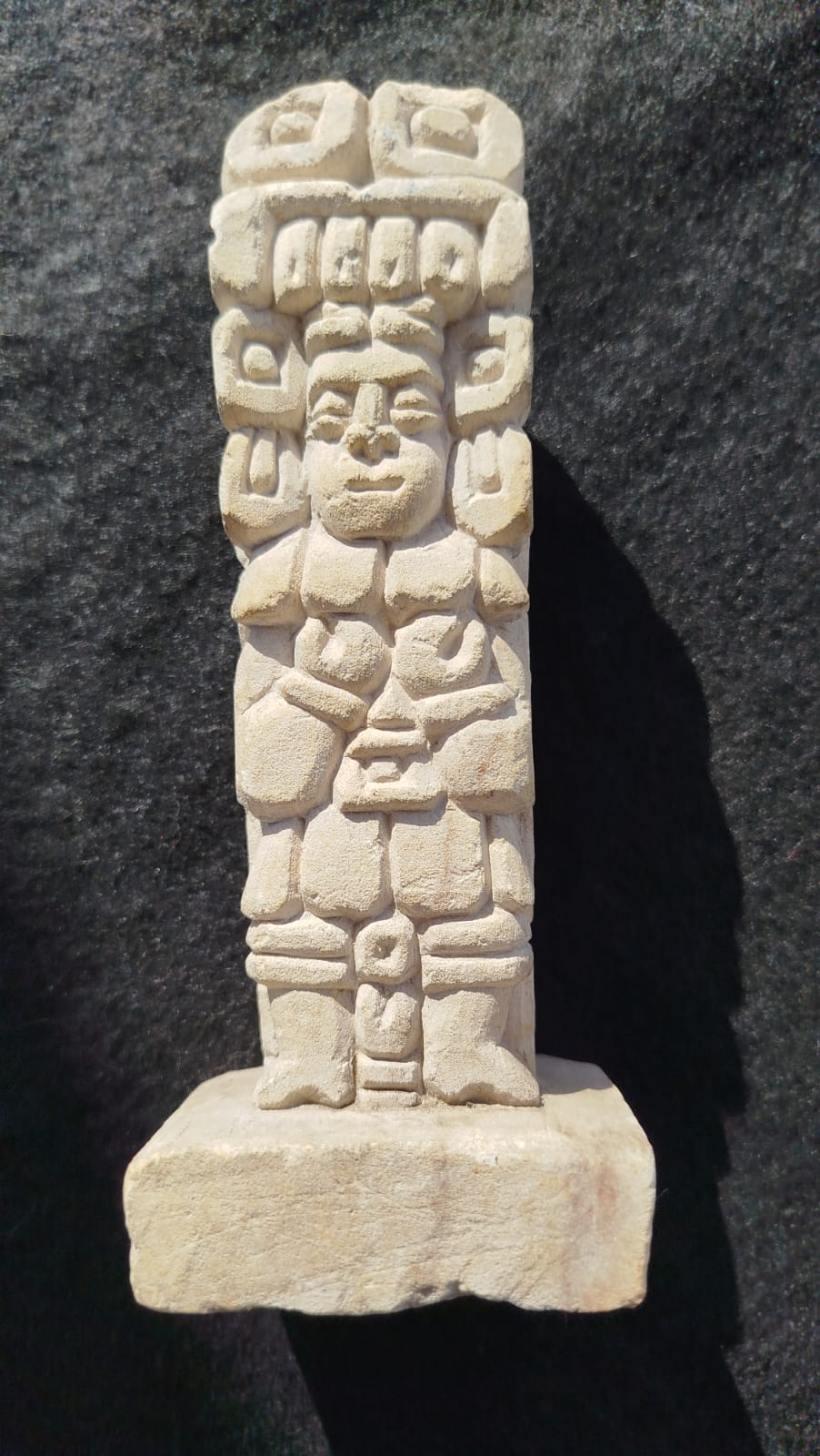 Escultura tallada a mano de 17 ctm. de altura